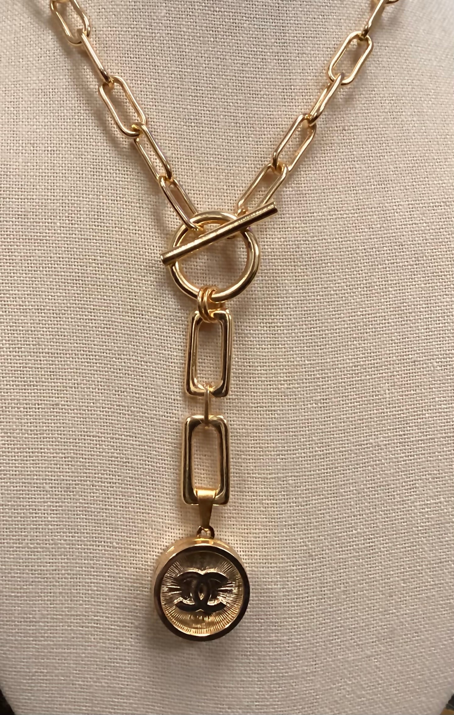 Elizabeth Hurley Gold Chanel Button Pendant Lariat Toggle Necklace